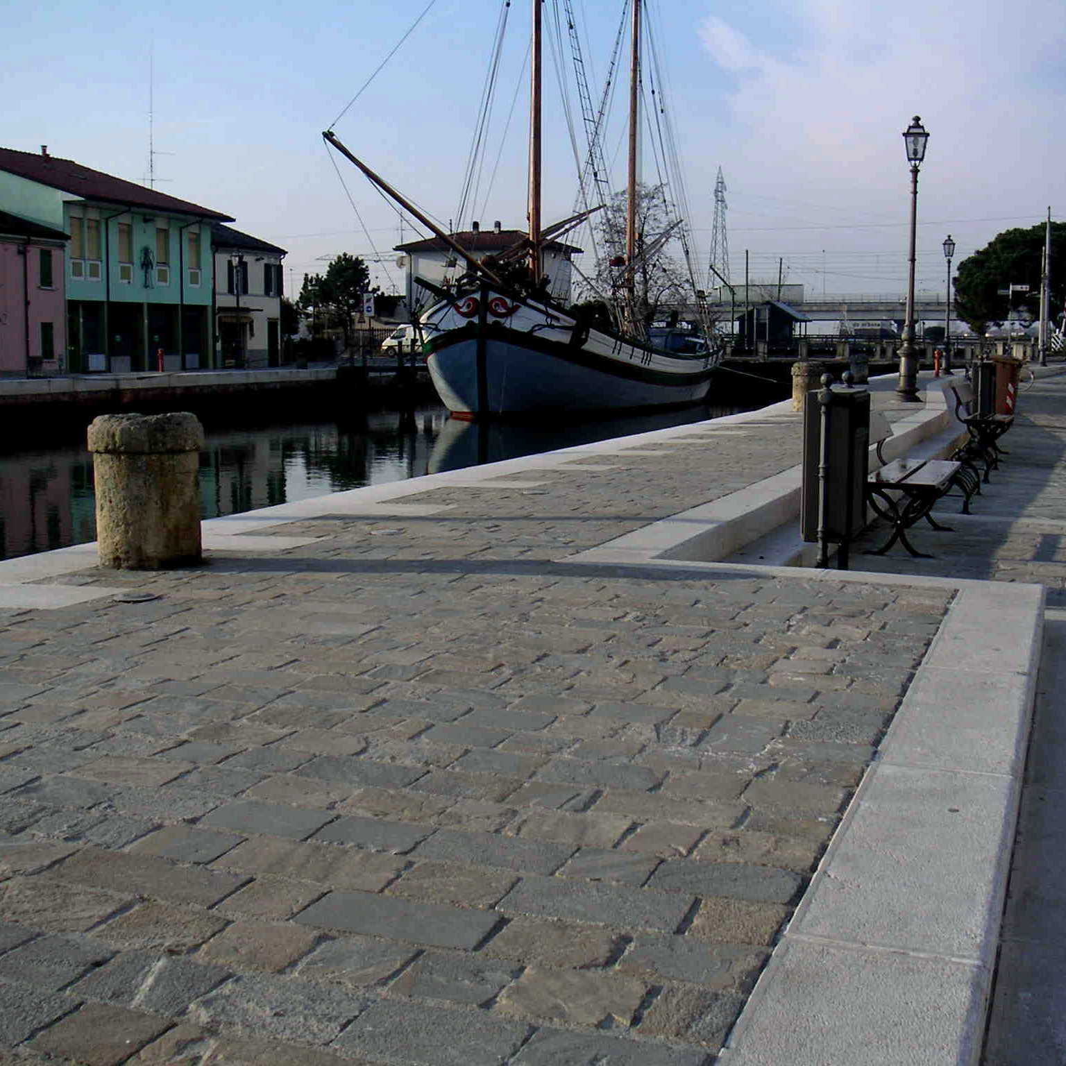 Réalisation maritime : pavés chants éclatés albanera gris-beige, chants clivés, surface naturelle